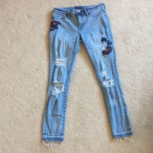 Abercrombie & Fitch Ripped and embroidered Jeans